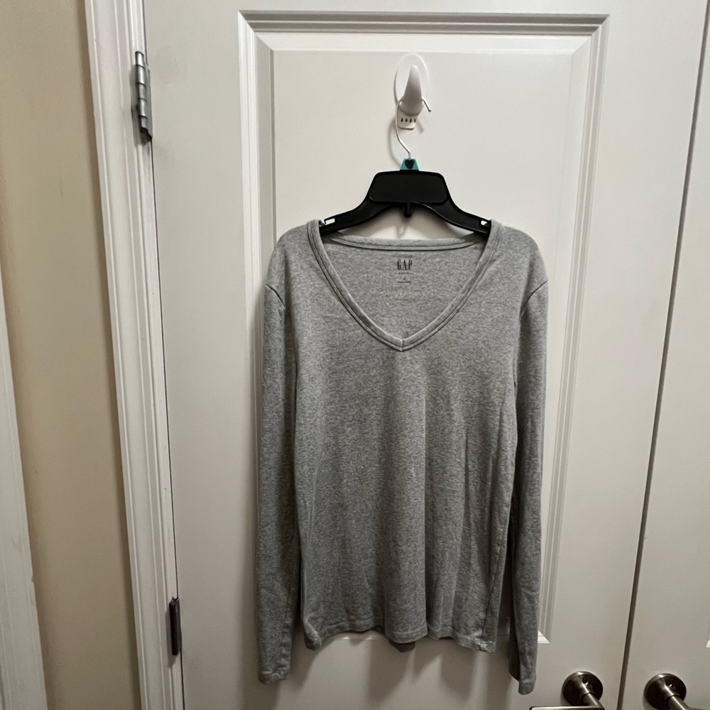Gap Womens L/S V neck Modern T Size: Large. NWOT.